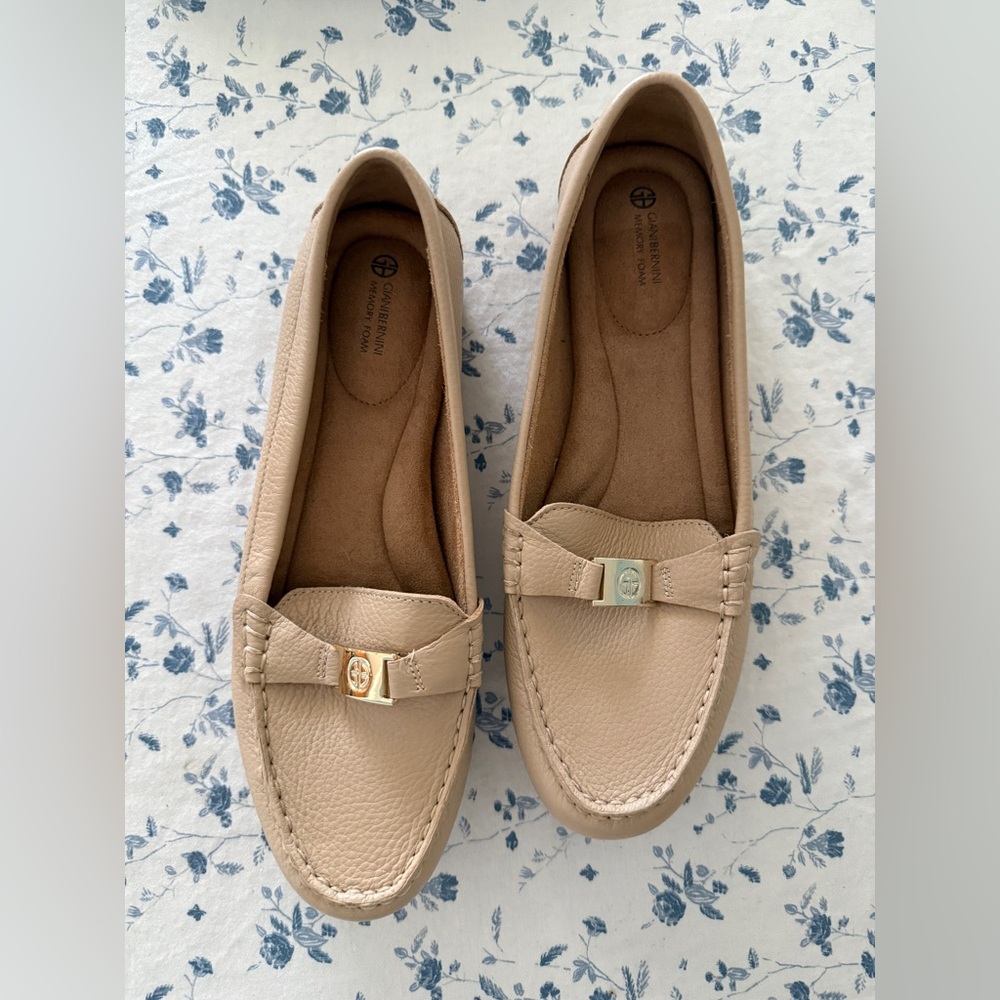 Giani Bernini Tan Flats with Silver Detail